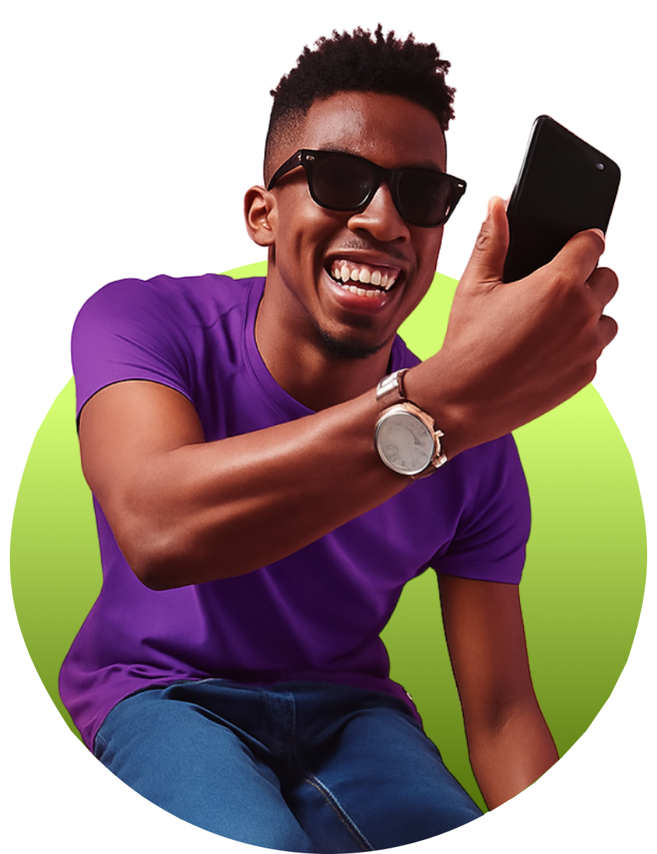 rapaz com celular na mão
